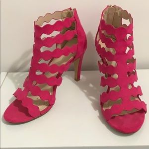 🦊 6.5 bright pink high heels sandals scalloped 👠
